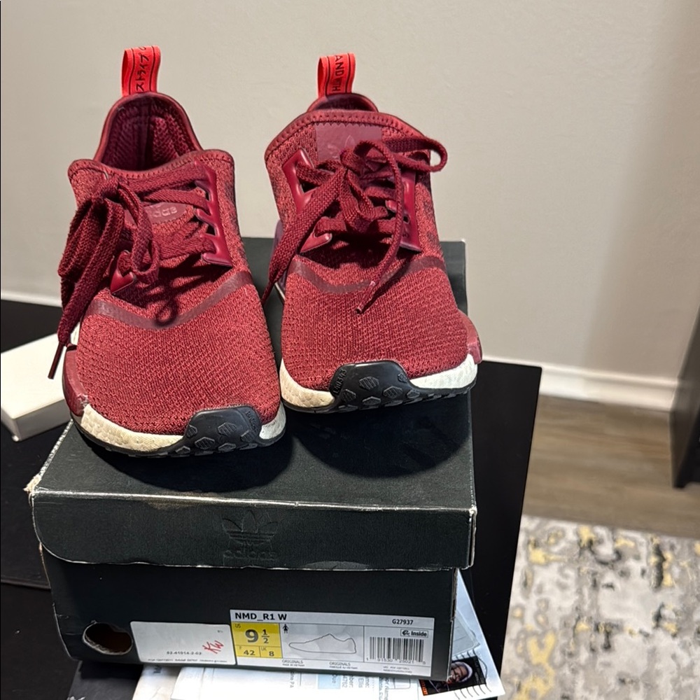 Adidas NMD R1 “Stencil Pack” 2018 – Size 9.5 – Burgundy
Stylish & Comfortable